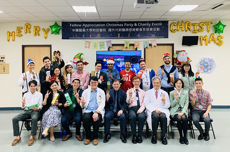 中國附醫與來自11個國家的代訓醫師 | 拜訪中國醫大兒童醫院病童 溫馨慶聖誕