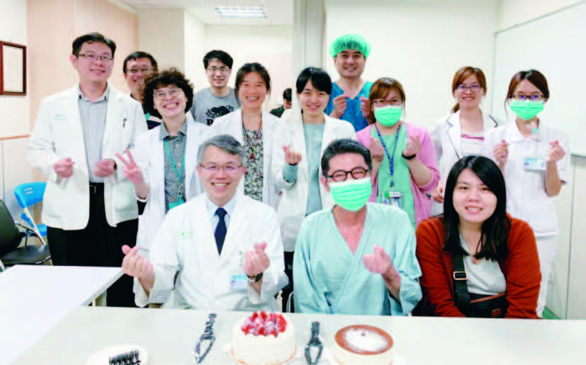 肺臟移植團隊（本文作者前排左一）共同祝賀病人喜獲新生。