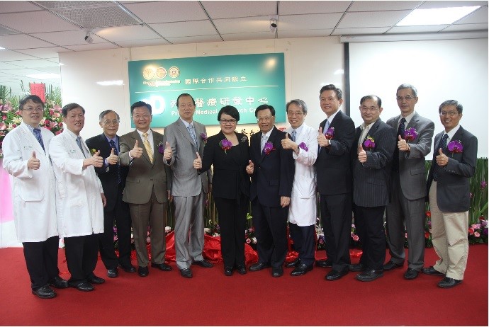 亞洲大學創辦人蔡長海（左五）、政務委員蔡玉玲（左六）亞大校長蔡進發（右六）等人為3D列印醫療研發中心揭牌。