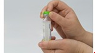 如何使用胰島素空針抽取中效型胰島素？