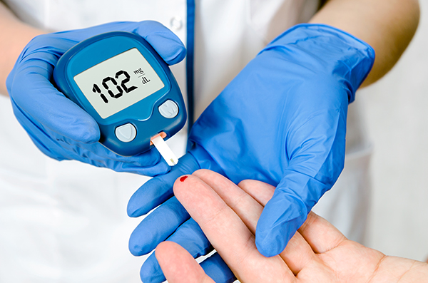 嚴格控制血糖對心血管是否有益？