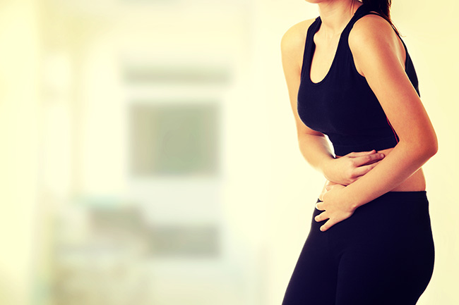 卵巢輸卵管膿瘍，通常是因為嚴重感染而導致，症狀包含持續而明顯的下腹疼痛、高燒不退、陰道分泌物變多、分泌物可能偏黃或偏綠且帶有異味。