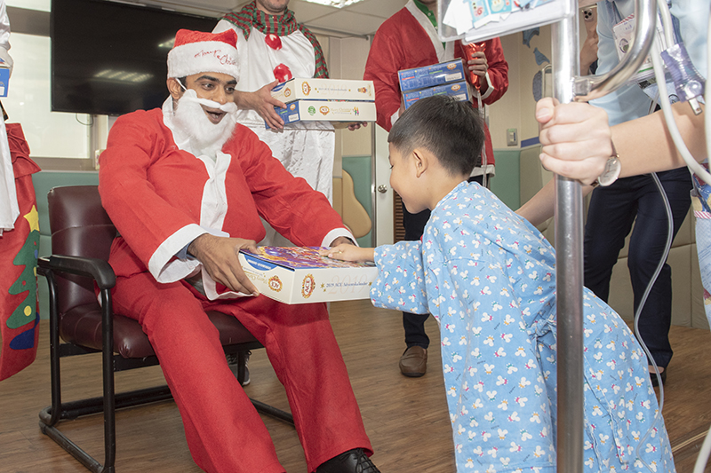 中國附醫與來自11個國家的代訓醫師◆拜訪中國醫大兒童醫院病童 溫馨慶聖誕