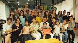 Vietnamese boy with multiple deformities returns home after treatment, Hong Fu Industrial Group gave best wishes at the costume farewell party. International humanitarian medical aid helps Taiwanese companies give back to communities and establish remarkable medical branding
