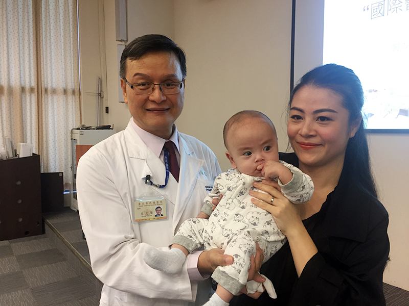 越南八個月大男嬰氣管嚴重狹窄瀕危 跨海治癒歡喜返家 | 兒童胸腔重症團隊以軟式氣管鏡治療 創傷小 安全簡便