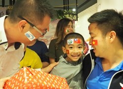 Cảm ơn tình yêu thương của Đài Loan! Cậu bé Việt Nam bị đa dị tật đã trở về nhà sau khi chữa lành bệnh