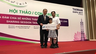 Vietnamese girl with giant legs is coming up in witness of the medical miracles in Taiwan.  CMUH demonstrates its strength in international medical brand for severely complex reconstruction surgery