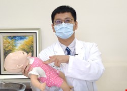 好險！1歲男童吞水晶寶寶　軟式支氣管鏡救回1命