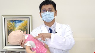好險！1歲男童吞水晶寶寶　軟式支氣管鏡救回1命