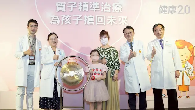 女童跌倒跛腳1月骨頭「被吃了」！每天不動20分鐘「這束光」助她正常跑跳