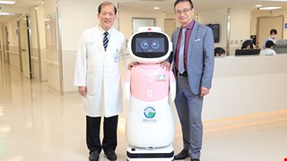 醫院自己打造護理機器人！中醫大主導×長聯研發，實現「醫療主權AI」