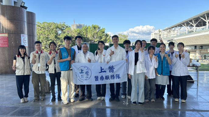 針灸科主任李育臣/總醫師李佩璇 中醫學系「上醫醫療服務隊」現身車站關懷無家者